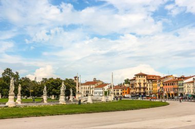 Padova, İtalya - Eylül 2018. Güneşli bir günde Prato della Valle Meydanı manzarası.