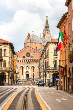 Padova, İtalya - Eylül 2018. Güneşli bir günde Padova 'nın güzel mimarisi.