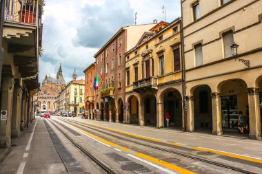 Padova, İtalya - Eylül 2018. Güneşli bir günde Padova 'nın güzel mimarisi.