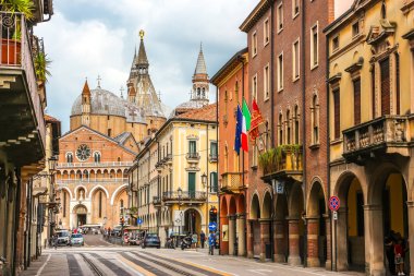 Padova, İtalya - Eylül 2018. Güneşli bir günde Padova 'nın güzel mimarisi.