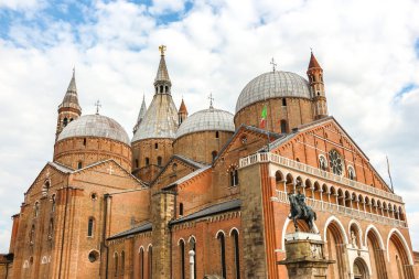 Padova, İtalya - Eylül 2018. Katolik Kilisesi 'nin güzel mimarisi (Basilica di Sant' Antonio di Padova).
