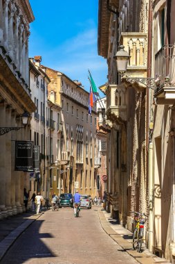 Vicenza, İtalya - Eylül 2018. Güneşli bir günde Vicenza 'nın güzel sokakları.