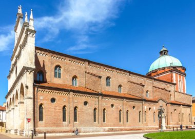 Vicenza, İtalya - Eylül 2018. Vicenza Katedrali 'nin güzel mimarisi (Cattedrale di Santa Maria Annunciata).