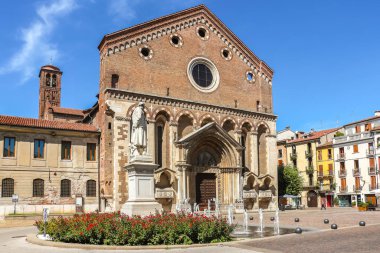 Vicenza, İtalya - Eylül 2018. Vicenza 'daki Katolik kilisesinin (Chiesa di San Lorenzo) güzel mimarisi.