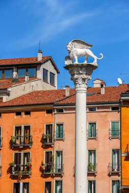 Vicenza, İtalya - Eylül 2018. Güneşli bir günde Piazza dei Signori manzarası.