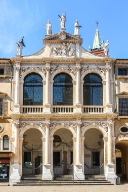 Vicenza, İtalya - Eylül 2018. Güneşli bir günde Piazza dei Signori manzarası.