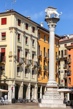 Vicenza, İtalya - Eylül 2018. Güneşli bir günde Piazza dei Signori manzarası.