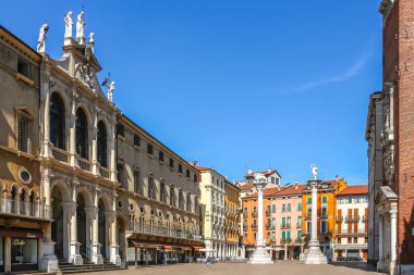 Vicenza, İtalya - Eylül 2018. Güneşli bir günde Piazza dei Signori manzarası.