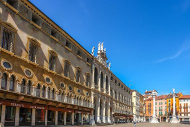 Vicenza, İtalya - Eylül 2018. Güneşli bir günde Piazza dei Signori manzarası.