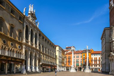 Vicenza, İtalya - Eylül 2018. Güneşli bir günde Piazza dei Signori manzarası.