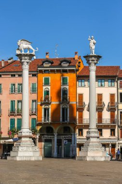Vicenza, İtalya - Eylül 2018. Güneşli bir günde Piazza dei Signori manzarası.