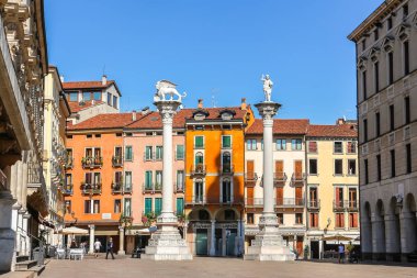 Vicenza, İtalya - Eylül 2018. Güneşli bir günde Piazza dei Signori manzarası.