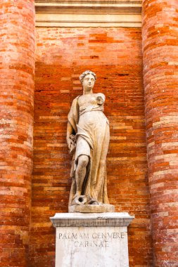 Vicenza, İtalya - Eylül 2018. Vicenza 'da Loggia del Capitaniato' nun mimarisi.