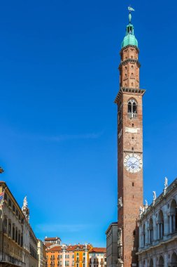 Vicenza, İtalya - Eylül 2018. Vicenza 'daki ünlü meydandaki (Piazza dei Signori) saat kulesinin (Torre Bissara) görüntüsü.