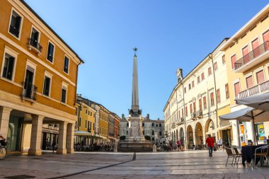 Lonigo, İtalya - Eylül 2018. Güneşli bir günde Garibaldi Meydanı 'nın güzel manzarası.