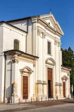 Lonigo, İtalya - Eylül 2018. Lonigo 'daki Katolik Kilisesi manzarası (Chiesa Vecchia).