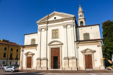 Lonigo, İtalya - Eylül 2018. Lonigo 'daki Katolik Kilisesi manzarası (Chiesa Vecchia).