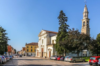 Lonigo, İtalya - Eylül 2018. Lonigo 'daki Katolik Kilisesi manzarası (Chiesa Vecchia).