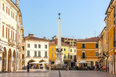 Lonigo, İtalya - Eylül 2018. Güneşli bir günde Garibaldi Meydanı 'nın güzel manzarası.