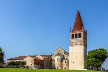 San Bonifacio, İtalya - Eylül 2018. San Bonifacio 'da Katolik Kilisesi (Abbazia di Villanova San Pietro) manzarası.