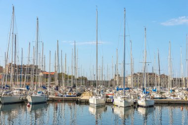 Trieste, İtalya - Ağustos 2018. Limanda güneşli bir gün. Trieste 'de demirlemiş yatların manzarası.