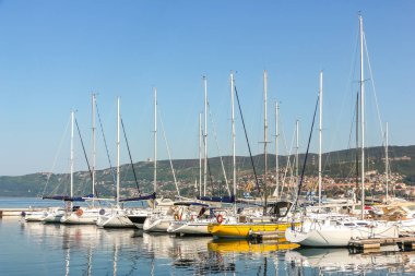 Trieste, İtalya - Ağustos 2018. Limanda güneşli bir gün. Trieste 'de demirlemiş yatların manzarası.