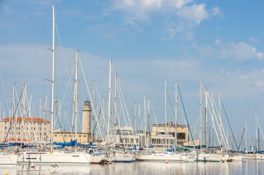 Trieste, İtalya - Ağustos 2018. Limanda güneşli bir gün. Trieste 'de demirlemiş yatların manzarası.