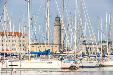 Trieste, İtalya - Ağustos 2018. Limanda güneşli bir gün. Trieste 'de demirlemiş yatların manzarası.