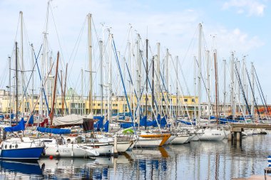 Trieste, İtalya - Ağustos 2018. Limanda güneşli bir gün. Trieste 'de demirlemiş yatların manzarası.