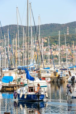 Trieste, İtalya - Ağustos 2018. Limanda güneşli bir gün. Trieste 'de demirlemiş yatların manzarası.