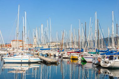 Trieste, İtalya - Ağustos 2018. Limanda güneşli bir gün. Trieste 'de demirlemiş yatların manzarası.