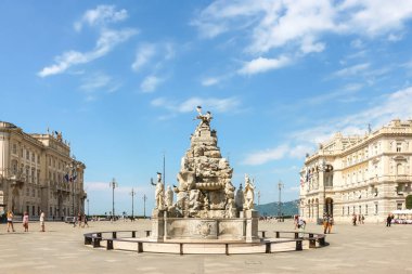 Trieste, İtalya - Ağustos 2018. Güneşli bir günde Piazza Unita d 'Italia ve Fontana dei Quattro Continenti' nin güzel manzarası.
