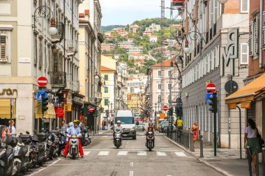 Trieste, İtalya - Ağustos 2018. Güneşli bir günde Trieste 'nin güzel sokakları.