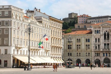 Trieste, İtalya - Ağustos 2018. Güneşli bir günde Piazza Unita d 'Italia' nın güzel manzarası.