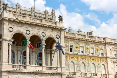 Trieste, İtalya - Ağustos 2018. Güneşli bir günde Trieste Hükümeti binasının manzarası.