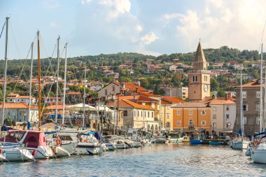 Muggia, İtalya - Ağustos 2018. Limanda güneşli bir gün. Küçük bir sahil kasabası olan Muggia 'da demirlemiş yatların manzarası..