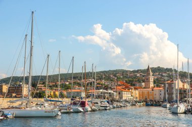 Muggia, İtalya - Ağustos 2018. Limanda güneşli bir gün. Küçük bir sahil kasabası olan Muggia 'da demirlemiş yatların manzarası..