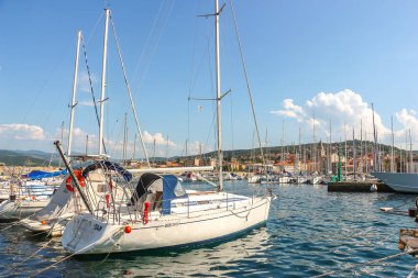 Muggia, İtalya - Ağustos 2018. Limanda güneşli bir gün. Küçük bir sahil kasabası olan Muggia 'da demirlemiş yatların manzarası..