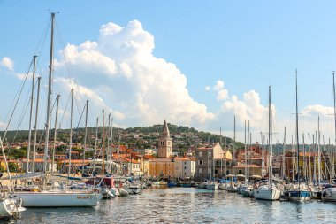 Muggia, İtalya - Ağustos 2018. Limanda güneşli bir gün. Küçük bir sahil kasabası olan Muggia 'da demirlemiş yatların manzarası..