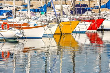Muggia, İtalya - Ağustos 2018. Limanda güneşli bir gün. Küçük bir sahil kasabası olan Muggia 'da demirlemiş yatların manzarası..