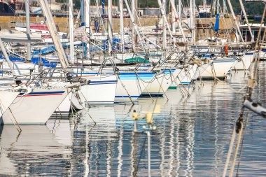 Muggia, İtalya - Ağustos 2018. Limanda güneşli bir gün. Küçük bir sahil kasabası olan Muggia 'da demirlemiş yatların manzarası..