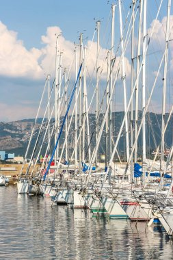 Muggia, İtalya - Ağustos 2018. Limanda güneşli bir gün. Küçük bir sahil kasabası olan Muggia 'da demirlemiş yatların manzarası..