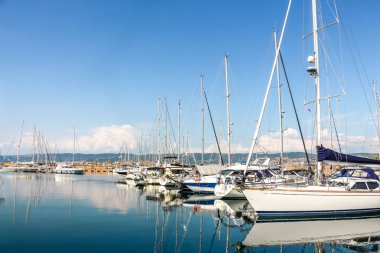 Muggia, İtalya - Ağustos 2018. Limanda güneşli bir gün. Küçük bir sahil kasabası olan Muggia 'da demirlemiş yatların manzarası..