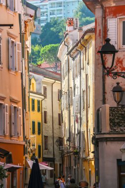 Muggia, İtalya - Ağustos 2018. Güneşli bir günde Muggia 'nın güzel sokakları.
