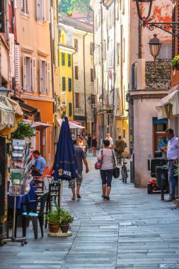Muggia, İtalya - Ağustos 2018. Güneşli bir günde Muggia 'nın güzel sokakları.