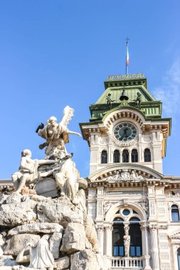 Trieste, İtalya - Ağustos 2018. Güneşli bir günde Comune di Trieste binasının manzarası.