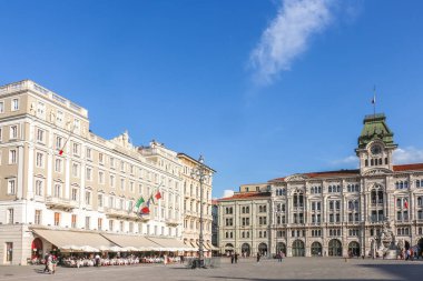 Trieste, İtalya - Ağustos 2018. Güneşli bir günde Comune di Trieste binasının manzarası.