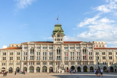 Trieste, İtalya - Ağustos 2018. Güneşli bir günde Comune di Trieste binasının manzarası.