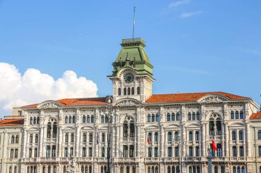 Trieste, İtalya - Ağustos 2018. Güneşli bir günde Comune di Trieste binasının manzarası.