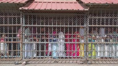 Tirupati, Hindistan - Aralık 2019. Takipçiler Tirumala tepesindeki Balaji tapınağını ziyaret ediyorlar. Hindu haccında en çok ziyaret edilen yer. Sri Venkateswara Swamy Vaari Tapınağı, Tirumala, Tirupati.